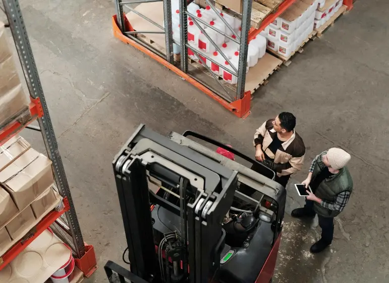 Material Handling in Extreme Weather: Tips to Keep Your Operations Safe Material Handling in Extreme Weather: Tips to Keep Your Operations Safe